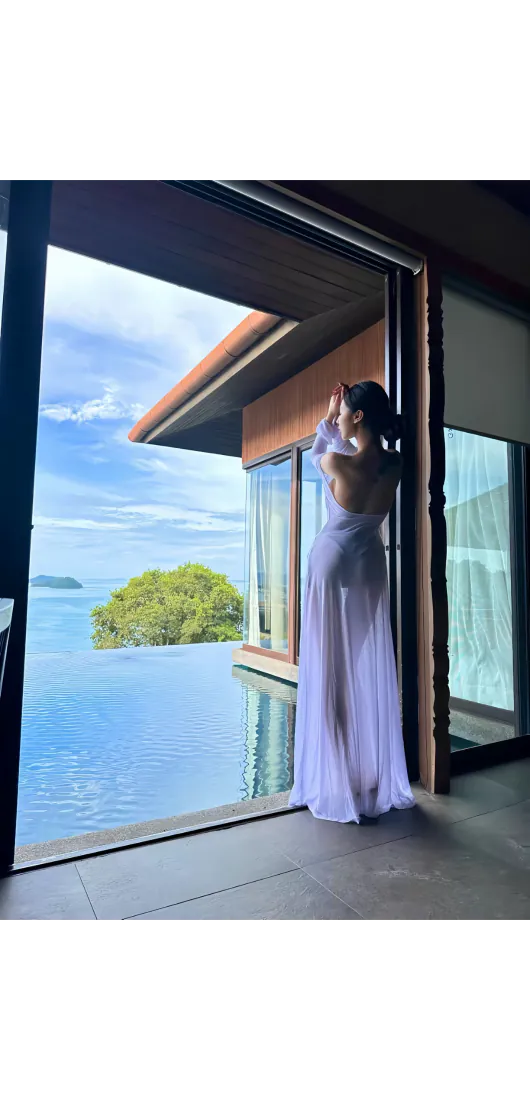 白衣女子海景别墅手机壁纸|落地玻璃窗背景图片 - 海岛度假「哲风壁纸」 白衣女子海景别墅手机壁纸|落地玻璃窗背景图片 - 海岛度假「哲风壁纸」