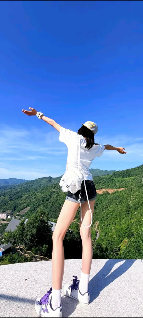 山顶少女手机壁纸|蓝天青山背景图片 - 白T恤热裤伸展背影「哲风壁纸」 山顶少女手机壁纸|蓝天青山背景图片 - 白T恤热裤伸展背影「哲风壁纸」