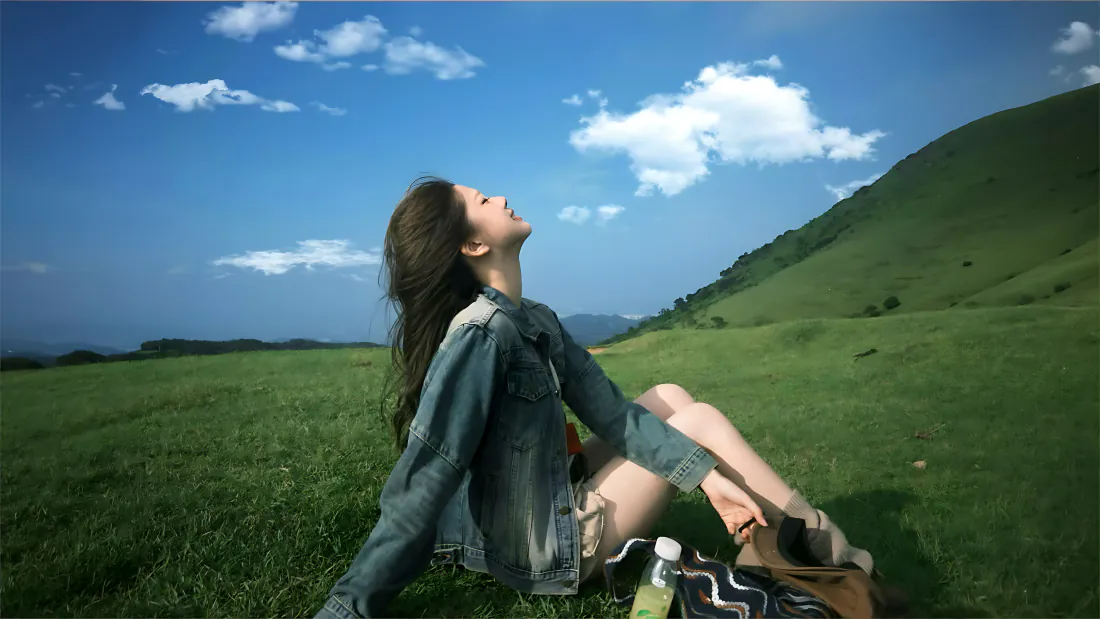 4k草原女生壁纸|蓝天草坡背景图片 - 治愈户外风景「哲风壁纸」 4k草原女生壁纸|蓝天草坡背景图片 - 治愈户外风景「哲风壁纸」