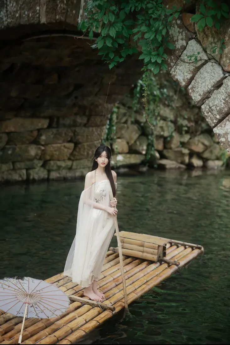 白衣女子竹筏|古风撑伞江南水洞背景图片 - 清冷水乡「哲风壁纸」 白衣女子竹筏|古风撑伞江南水洞背景图片 - 清冷水乡「哲风壁纸」
