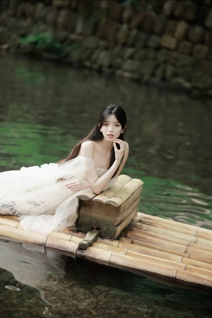 白裙美女手机壁纸|竹筏水面背景图片 - 清冷水上写真「哲风壁纸」 白裙美女手机壁纸|竹筏水面背景图片 - 清冷水上写真「哲风壁纸」