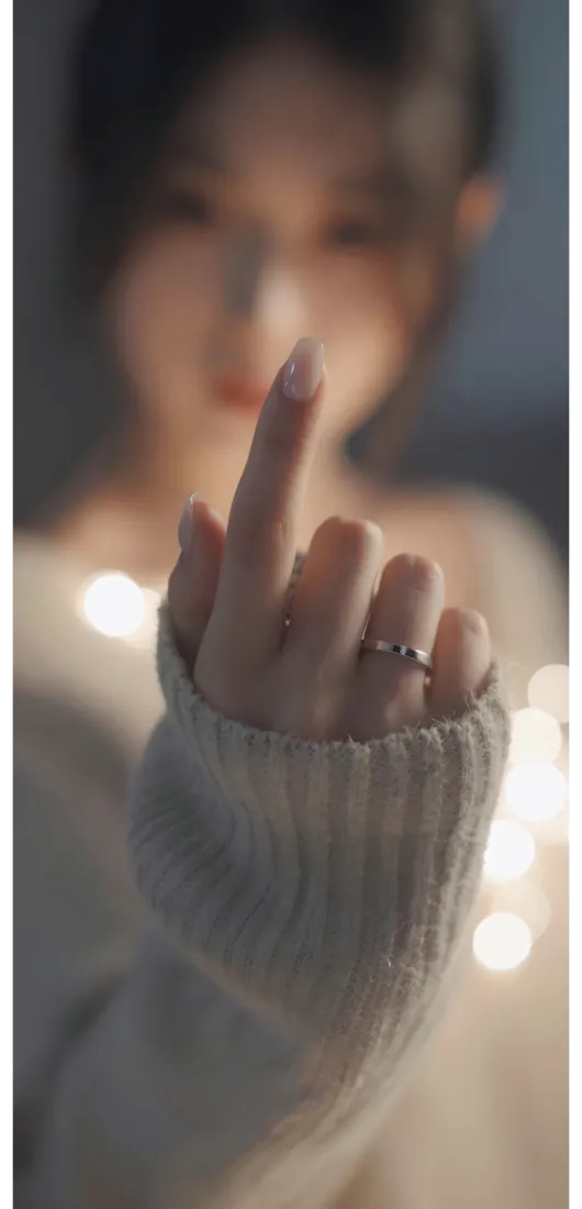 竖中指女生手机壁纸｜背景图片 - 毛衣氛围感怼镜人像「哲风壁纸」