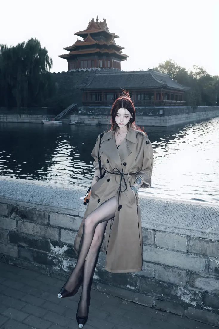 风衣美女手机壁纸｜故宫角楼背景图片 - 黑丝长腿御姐「哲风壁纸」