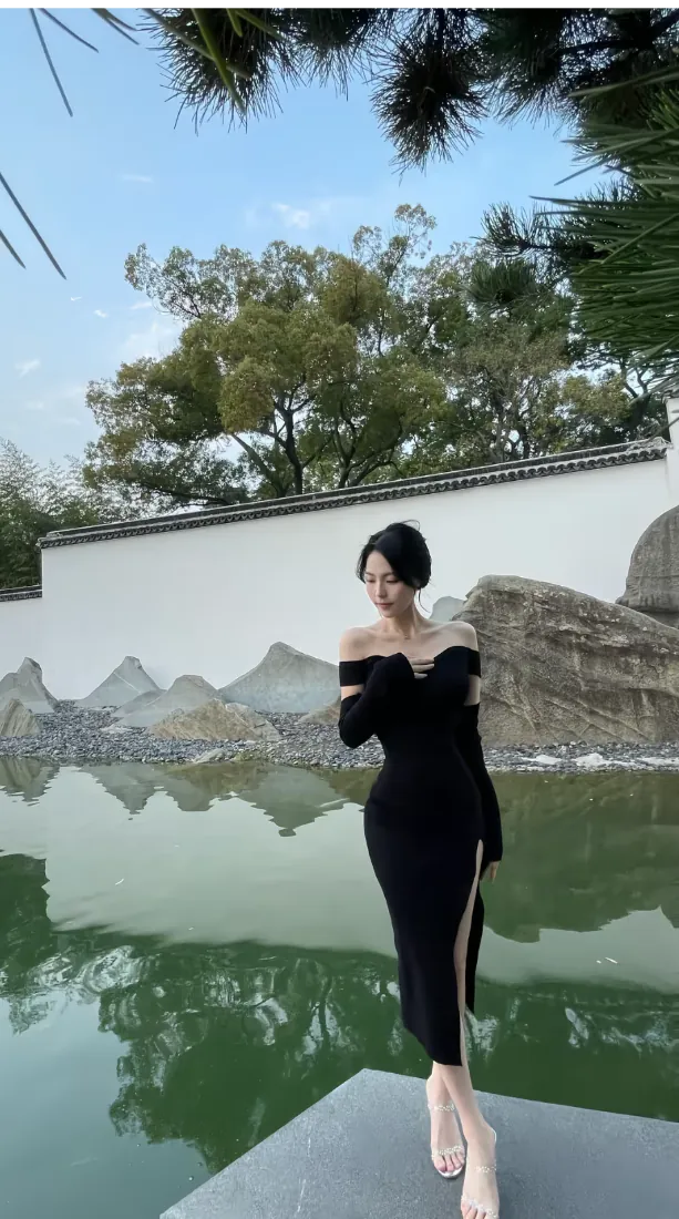 黑色露肩长裙美女｜中式园林湖畔背景图片 - 气质名媛「哲风壁纸」