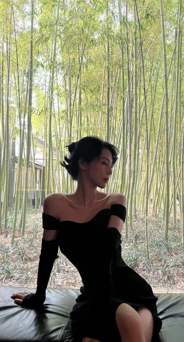 黑裙美女手机壁纸｜竹林背景图片 - 露肩礼服优雅写真「哲风壁纸」