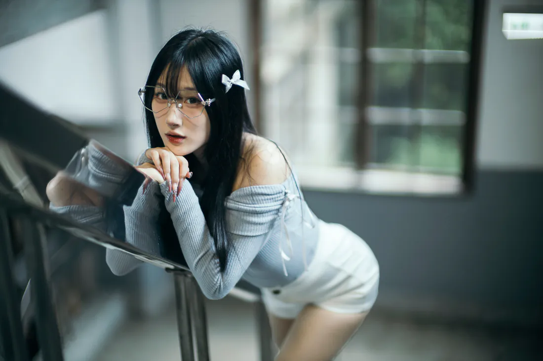 4k眼镜少女人像|楼梯间背景图片 - 露肩穿搭黑长发「哲风壁纸」 4k眼镜少女人像|楼梯间背景图片 - 露肩穿搭黑长发「哲风壁纸」