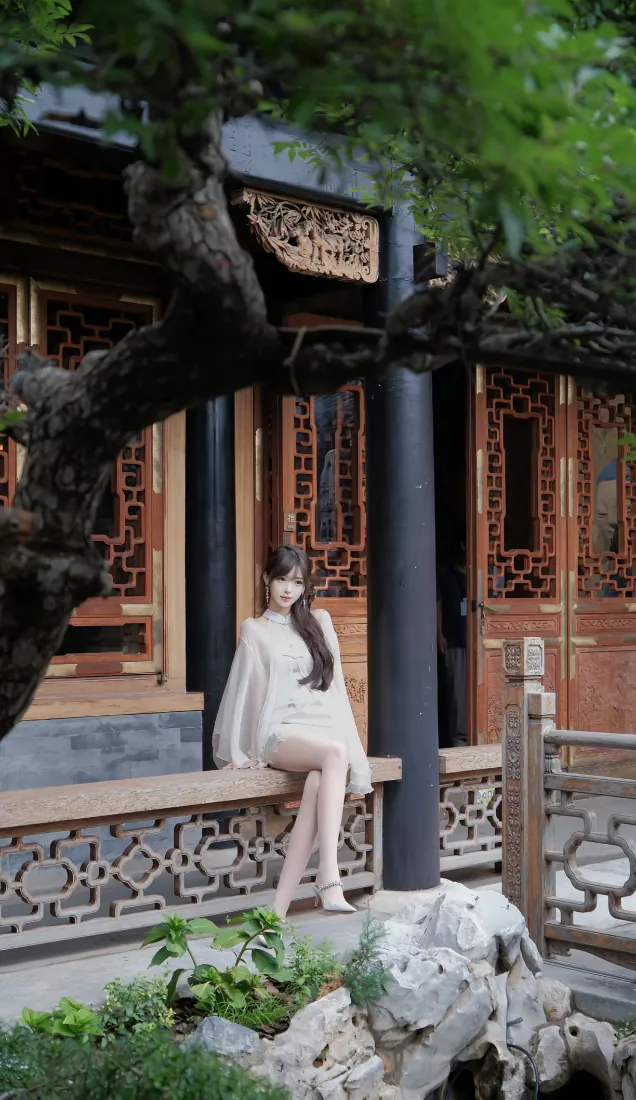 白衣长发女子手机壁纸|中式庭院背景图片 - 古建回廊人像「哲风壁纸」 白衣长发女子手机壁纸|中式庭院背景图片 - 古建回廊人像「哲风壁纸」