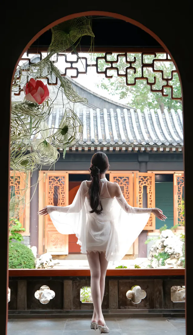 白裙背影美女手机壁纸｜中式庭院背景图片 - 古风拱门纱裙人像「哲风壁纸」