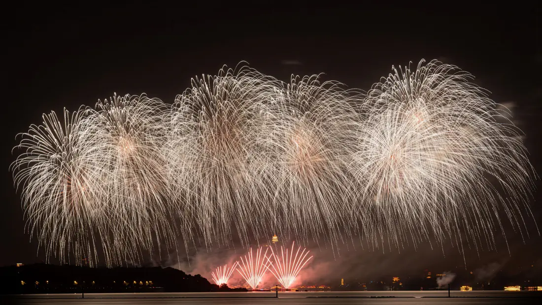 2k烟花壁纸｜夜空背景图片 - 水上烟花大会夜景「哲风壁纸」