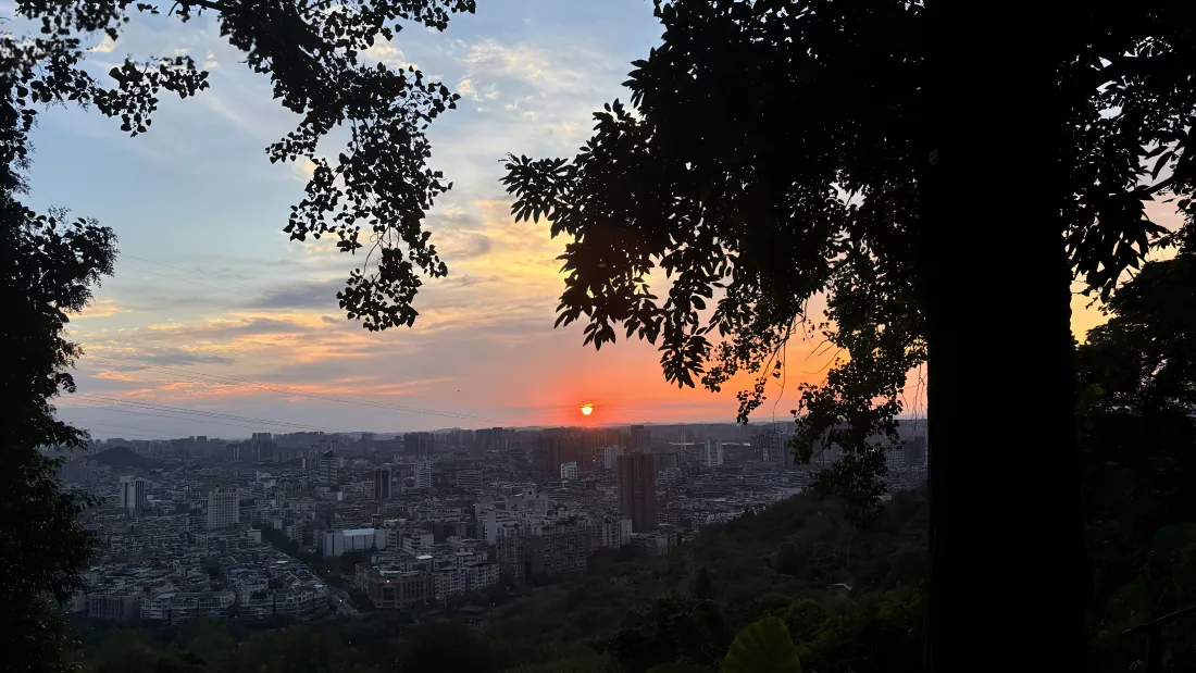 4k山间夕阳壁纸｜城市远景背景图片 - 树林剪影晚霞「哲风壁纸」