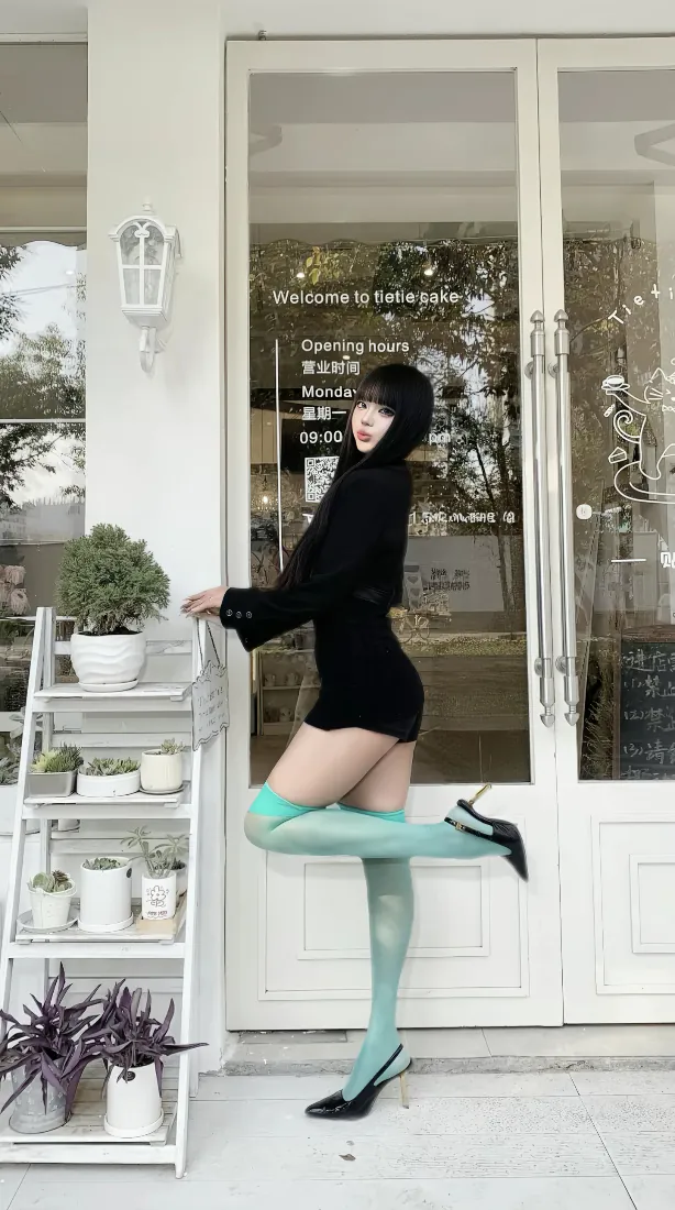 黑衣短发美女手机壁纸｜街拍背景图片 - 绿丝高跟造型「哲风壁纸」