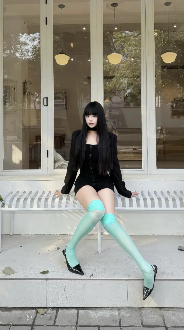 黑西装酷感美女手机壁纸｜街拍背景图片 - 薄荷绿过膝袜造型「哲风壁纸」