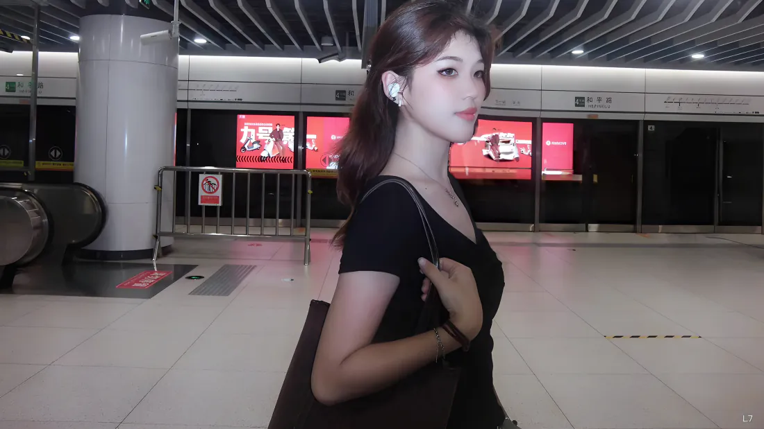 4k黑衣美女壁纸|地铁站背景图片 - 侧身回眸街拍「哲风壁纸」 4k黑衣美女壁纸|地铁站背景图片 - 侧身回眸街拍「哲风壁纸」