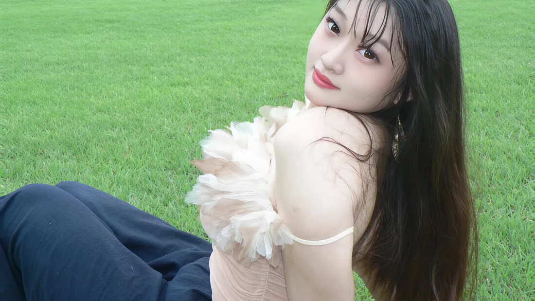 4k长发美女壁纸|草地户外背景图片 - 白衣牛仔裤回眸「哲风壁纸」 4k长发美女壁纸|草地户外背景图片 - 白衣牛仔裤回眸「哲风壁纸」