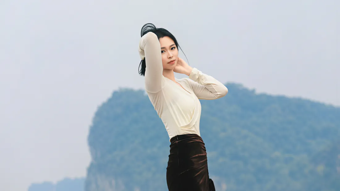 4k气质美女壁纸｜山景背景图片 - 白上衣黑裙户外写真「哲风壁纸」