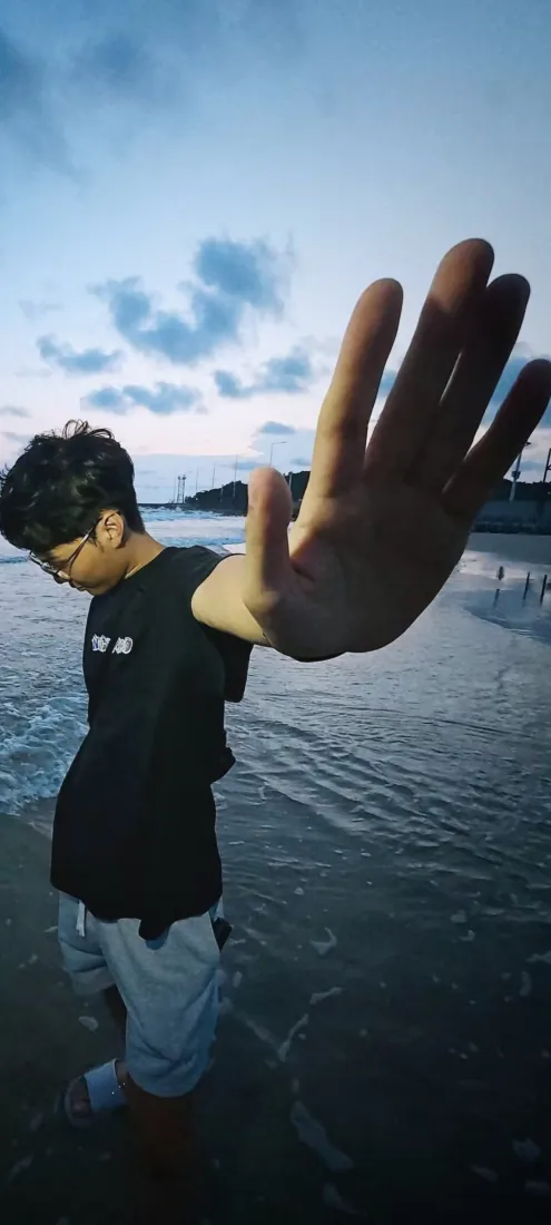海边男生手机壁纸｜蓝天海滩背景图片 - 伸手少年氛围感随拍「哲风壁纸」