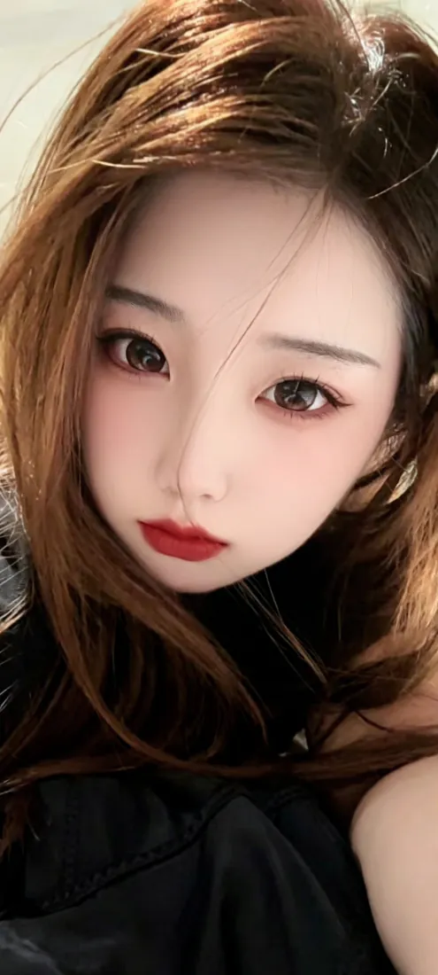 棕发红唇美女手机壁纸｜黑色上衣背景图片 - 近距离自拍人像「哲风壁纸」