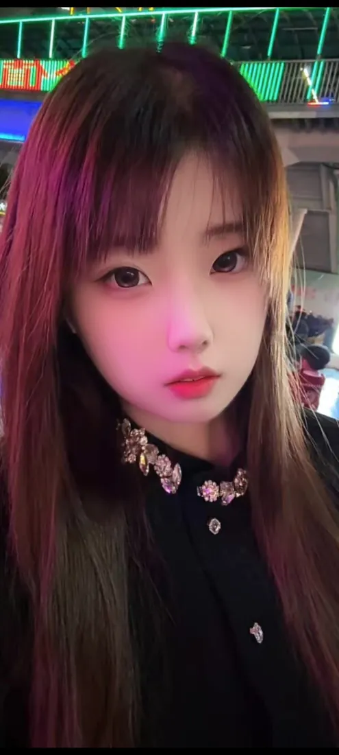长发粉调美女手机壁纸｜背景图片 - 霓虹街拍人像「哲风壁纸」