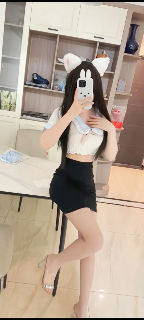 猫耳少女对镜自拍手机壁纸｜背景图片 - 居家辣妹穿搭「哲风壁纸」