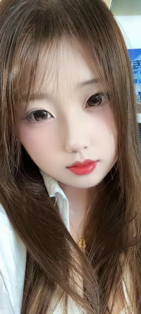棕发清纯美女手机壁纸|白衬衫自拍背景图片 - 红唇长发少女「哲风壁纸」 棕发清纯美女手机壁纸|白衬衫自拍背景图片 - 红唇长发少女「哲风壁纸」