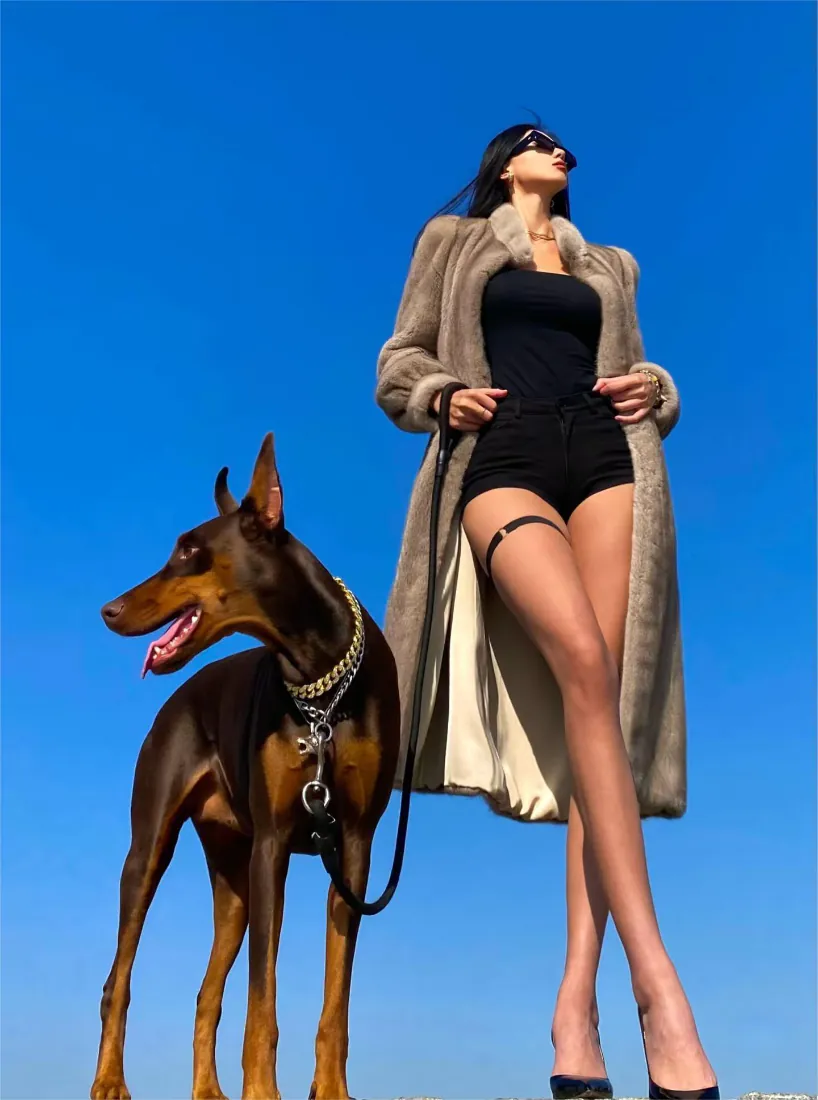 御姐美女与杜宾犬手机壁纸|蓝天背景图片 - 皮草大衣墨镜写真「哲风壁纸」 御姐美女与杜宾犬手机壁纸|蓝天背景图片 - 皮草大衣墨镜写真「哲风壁纸」