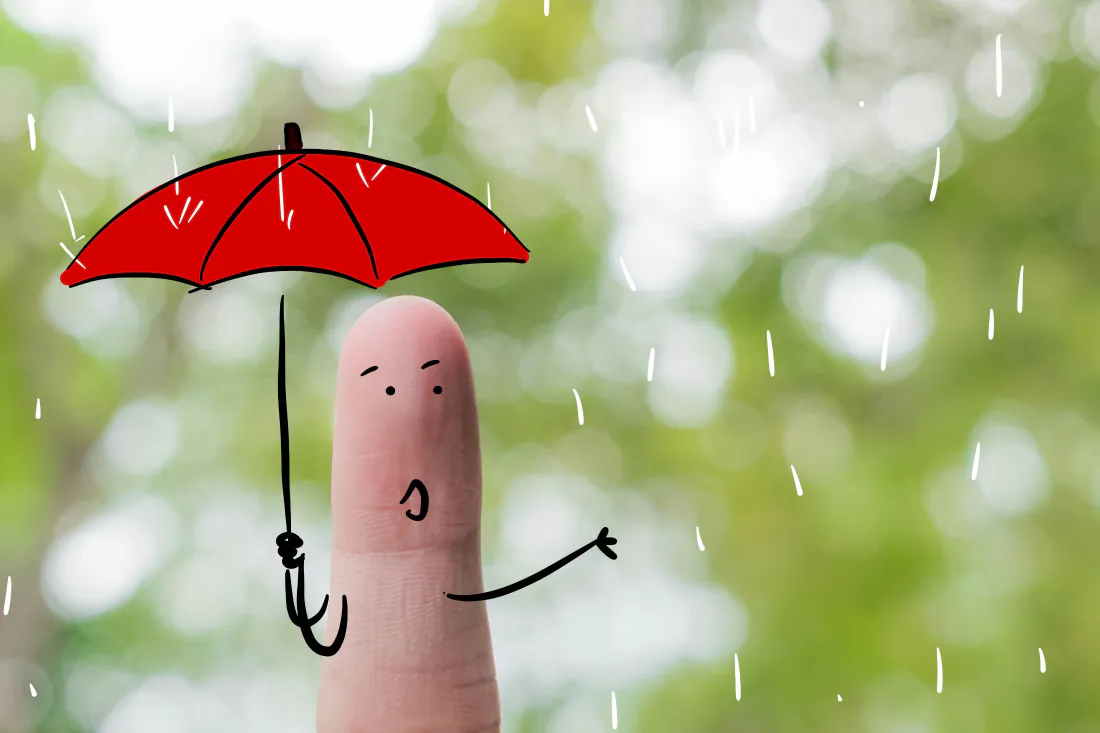 4k手指小人壁纸｜红伞背景图片 - 雨天绿景创意图「哲风壁纸」