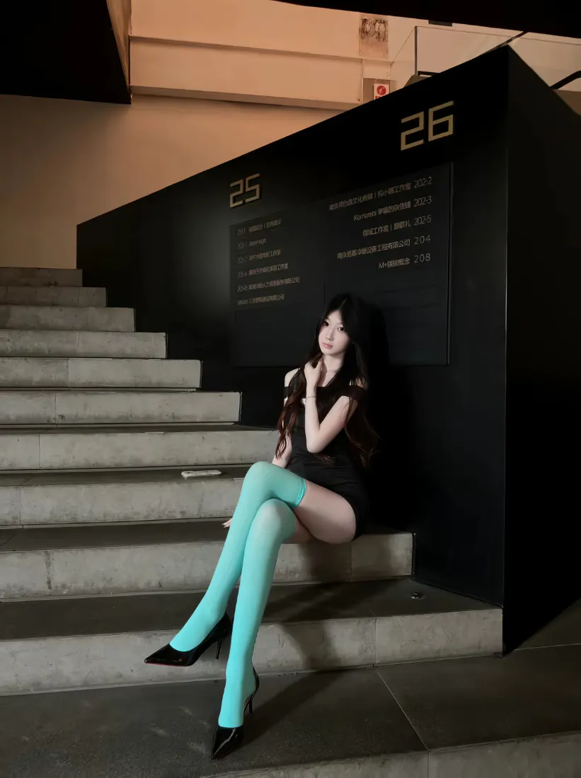 黑裙青袜长腿美女|夜景楼梯背景图片 - 纯欲风坐姿写真「哲风壁纸」 黑裙青袜长腿美女|夜景楼梯背景图片 - 纯欲风坐姿写真「哲风壁纸」