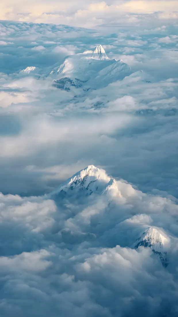 云海雪山手机壁纸｜高空俯瞰背景图片 - 壮丽山峰「哲风壁纸」