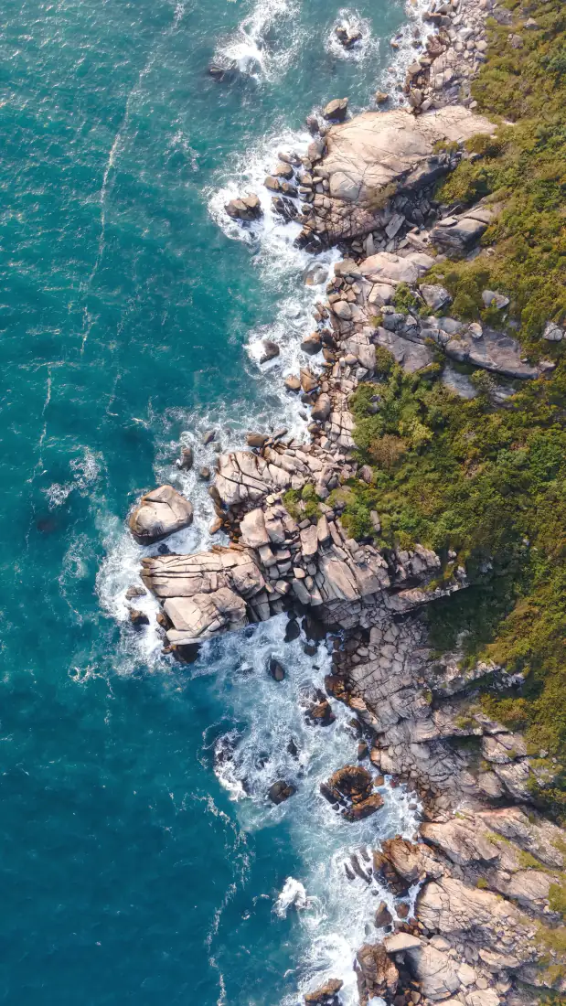 海岸礁石手机壁纸｜碧蓝海浪背景图片 - 翠绿山林自然风光「哲风壁纸」