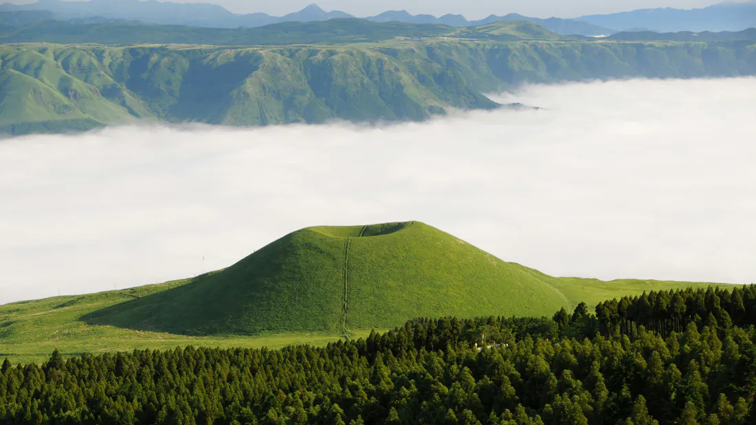 3k壁纸｜阿苏山米冢草原云海火山丘背景图片「哲风壁纸」