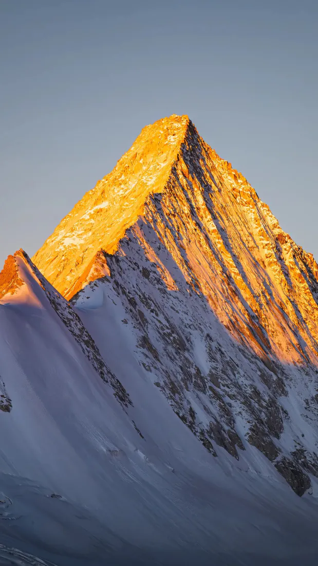陡峭山峰手机壁纸｜背景图片 - 金色岩壁日照金山雪山蓝天「哲风壁纸」