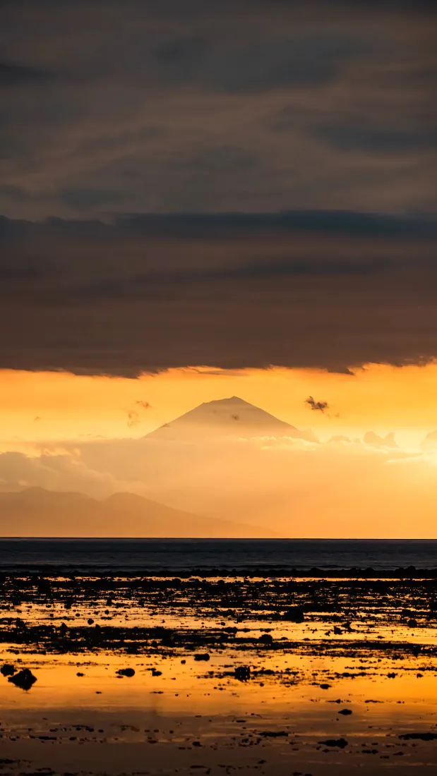 阿贡火山手机壁纸|海滩日落背景图片 - 巴厘岛黄昏远山「哲风壁纸」 阿贡火山手机壁纸|海滩日落背景图片 - 巴厘岛黄昏远山「哲风壁纸」