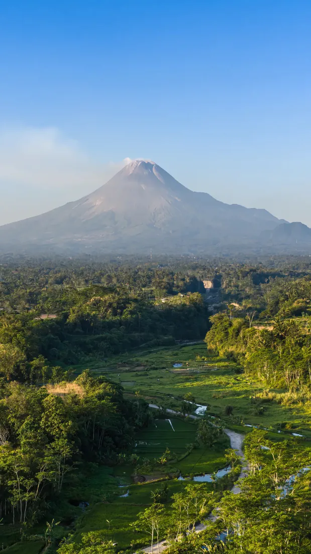 默拉皮火山手机壁纸｜蓝天森林河谷背景图片 - 印尼自然山景「哲风壁纸」