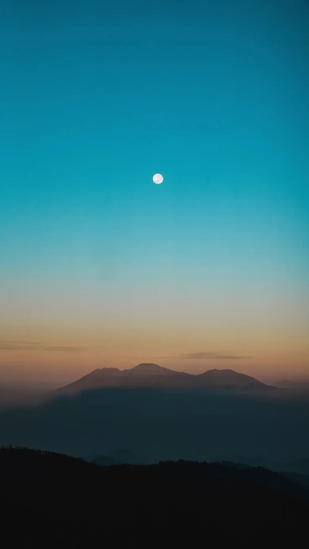 手机壁纸｜风景背景图片 - 渐变天空远山月亮「哲风壁纸」