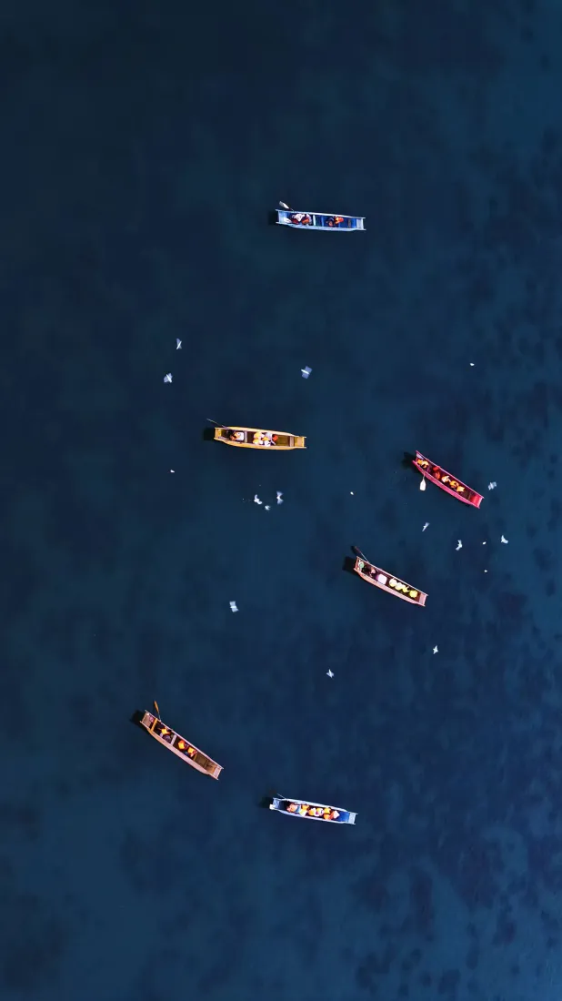 深海小船航拍手机壁纸|深蓝海面背景图片 - 鸟瞰船只「哲风壁纸」 深海小船航拍手机壁纸|深蓝海面背景图片 - 鸟瞰船只「哲风壁纸」