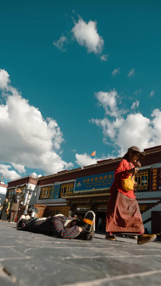藏传佛教寺庙手机壁纸|背景图片 - 磕长头朝圣者蓝天白云「哲风壁纸」 藏传佛教寺庙手机壁纸|背景图片 - 磕长头朝圣者蓝天白云「哲风壁纸」