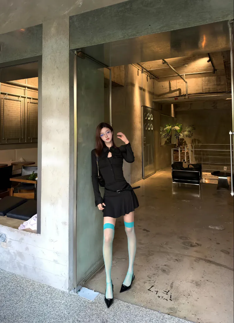 黑衣辣妹｜街拍背景图片 - 黑裙蓝边长筒袜高跟穿搭「哲风壁纸」