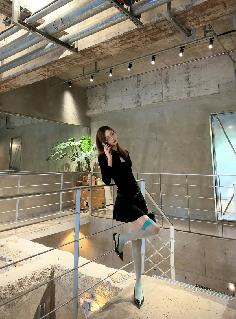 手机壁纸｜黑衣美女工业风楼梯背景图片 性感氛围感写真「哲风壁纸」