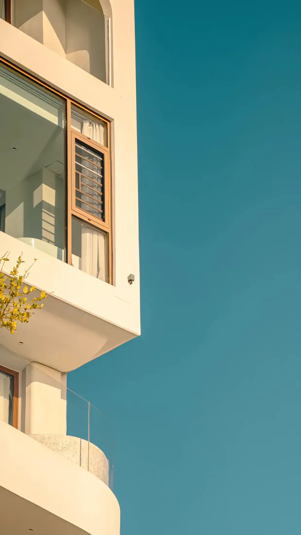 手机壁纸｜现代建筑晴空背景图片 - 极简城市风景「哲风壁纸」