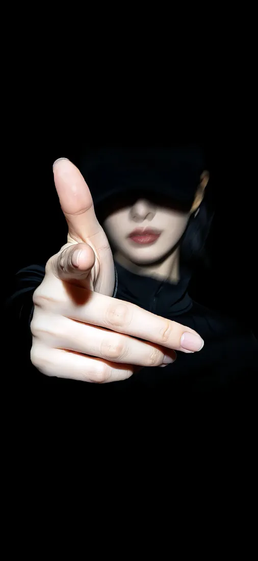手机壁纸｜黑衣女生手势特写背景图片 - 纯黑暗调人像「哲风壁纸」