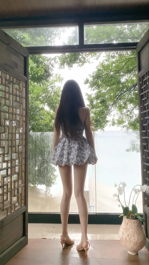 手机壁纸|长发碎花短裙背影美女 - 中式庭院窗棂绿植「哲风壁纸」 手机壁纸|长发碎花短裙背影美女 - 中式庭院窗棂绿植「哲风壁纸」
