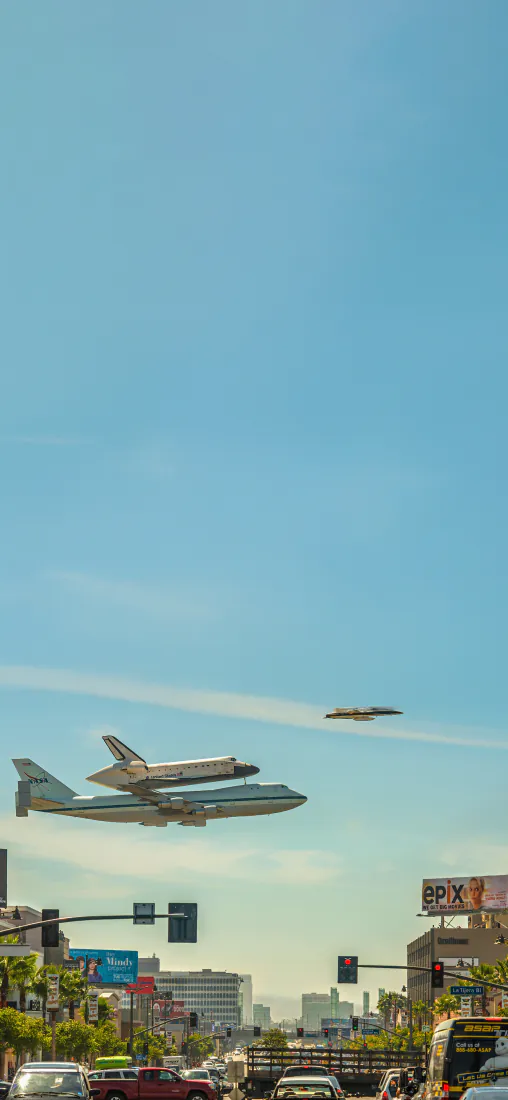 手机壁纸|奋进号航天飞机飞越洛杉矶城市街道背景图片「哲风壁纸」 手机壁纸|奋进号航天飞机飞越洛杉矶城市街道背景图片「哲风壁纸」