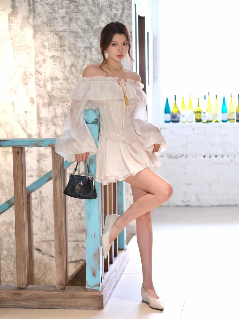 手机壁纸｜露肩白裙美女性感写真背景图片 - 清新居家场景「哲风壁纸」