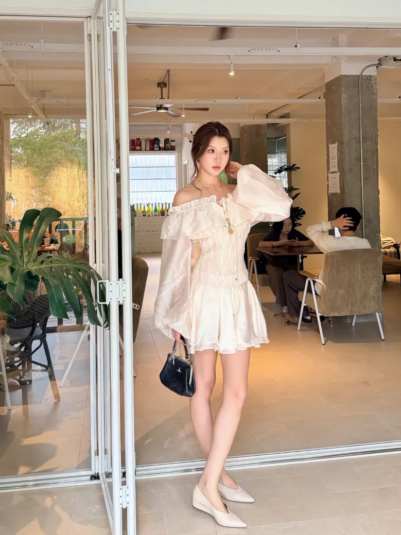 手机壁纸｜露肩白裙美女咖啡馆休闲写真 - 氛围感时尚穿搭「哲风壁纸」