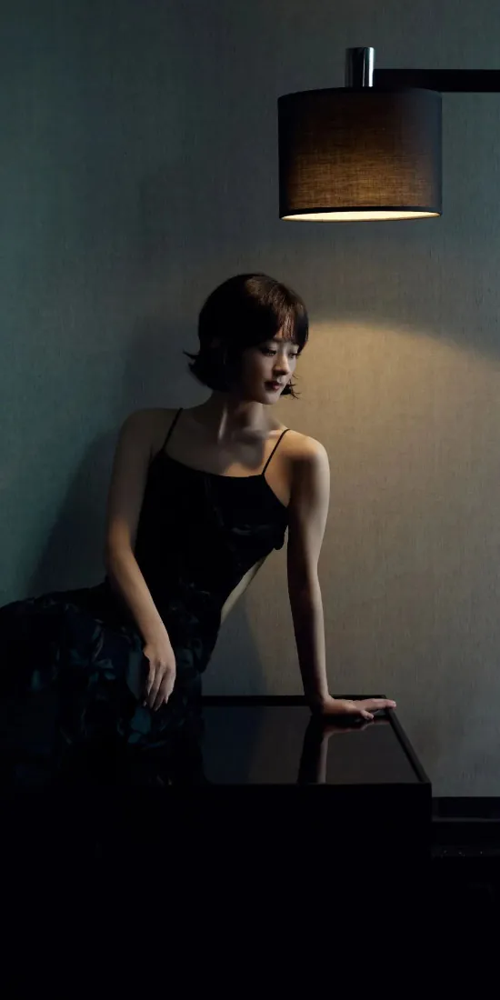 美女手机壁纸｜暗调光影背景图片 - 短发黑裙室内人像写真「哲风壁纸」