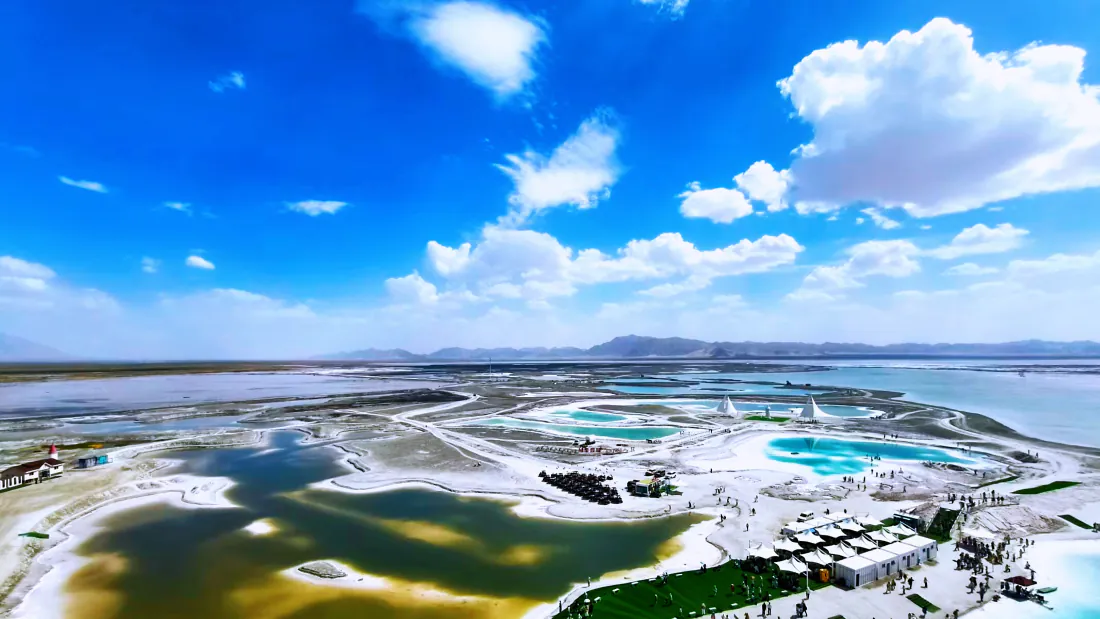 4k壁纸｜大柴旦翡翠湖背景图片 - 蓝天白云盐湖盐滩自然风景「哲风壁纸」