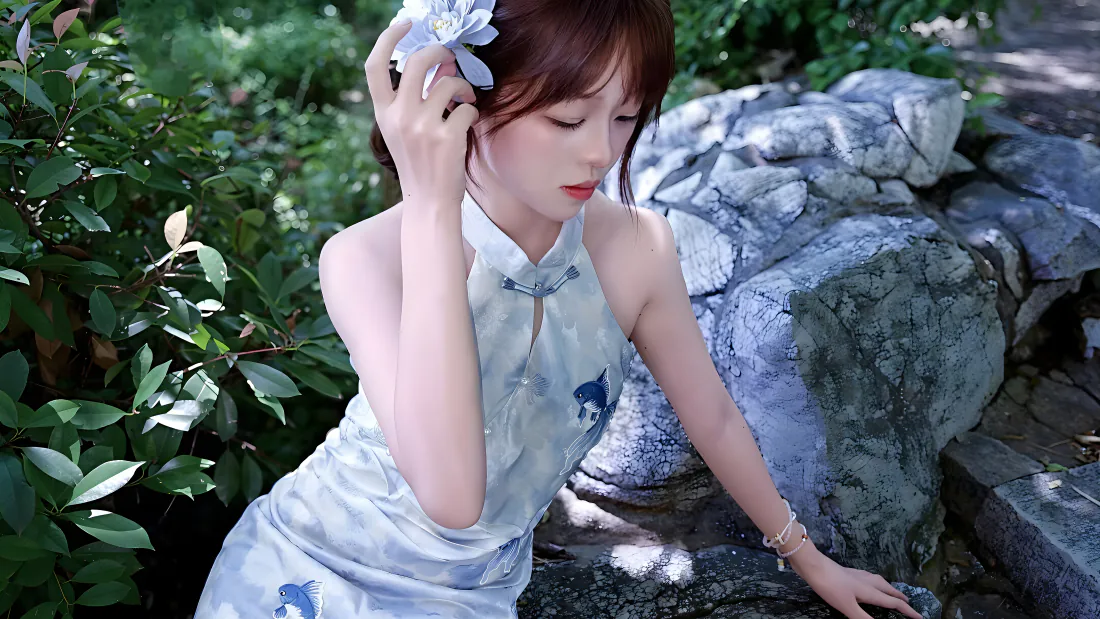 4k壁纸｜青花瓷旗袍美女 园林石景旁的温婉少女写真「哲风壁纸」