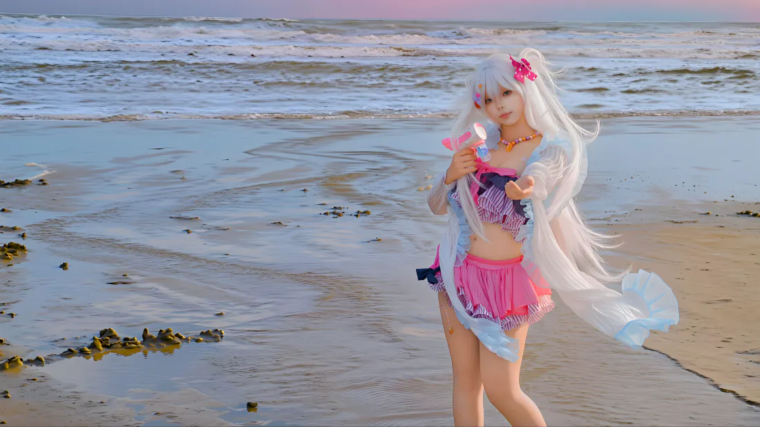 4k壁纸｜白发粉装美女海滩写真背景图片 - 夏日沙滩cosplay「哲风壁纸」