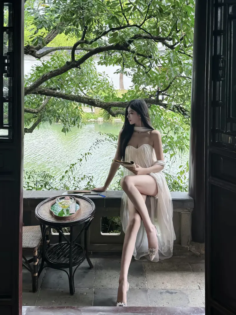 手机壁纸｜背景图片 - 性感黑长直美女 中式园林临水写真「哲风壁纸」