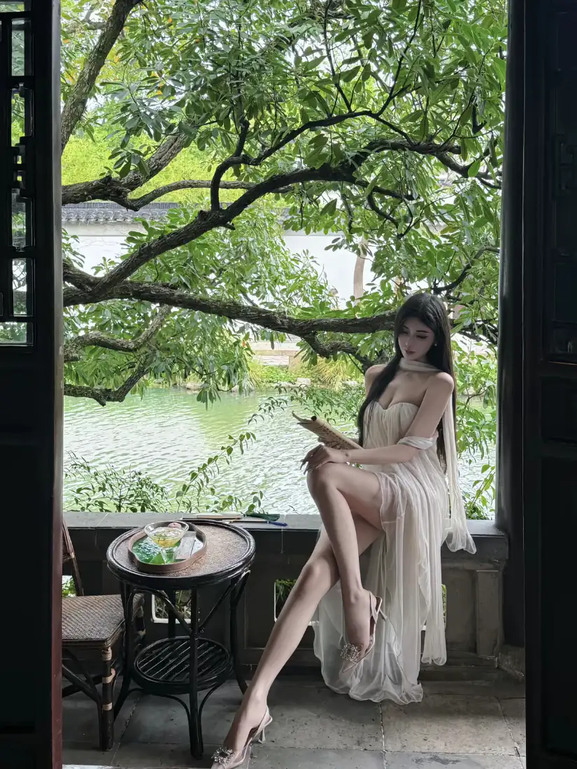手机壁纸｜性感美女古风园林窗边白裙写真背景图片 - 长发大长腿「哲风壁纸」